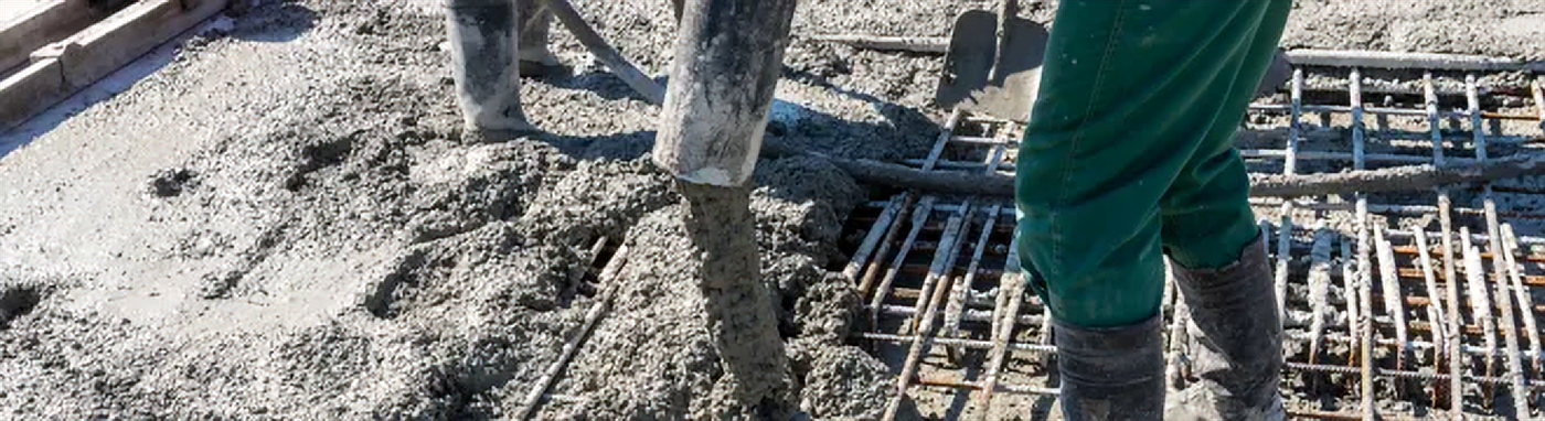 Concreto sendo lançado sobre armadura